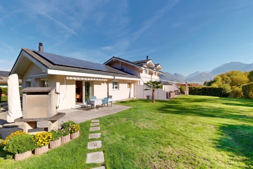 außenansicht mit solaranlage, from property, rasen, property visible, und terrasse