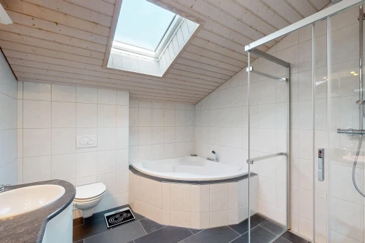 bad mit fliesenwand, tile wall, komplettes badezimmer, dusche, und bad