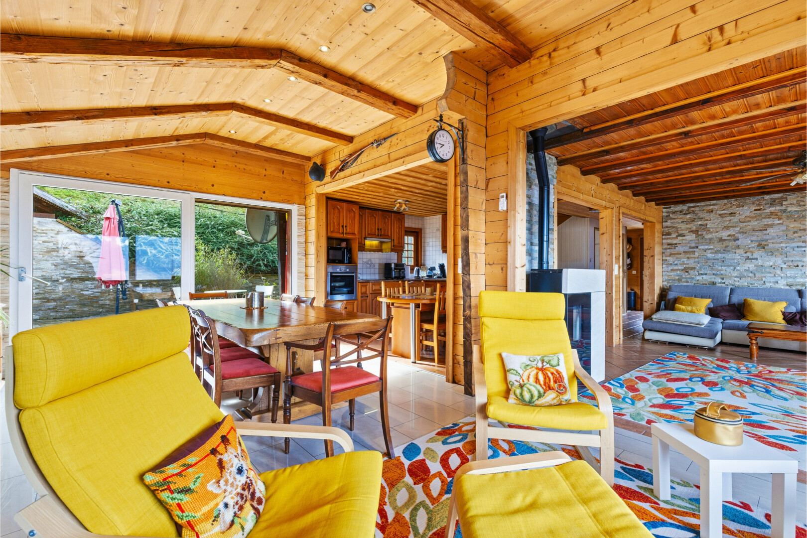 wohn- / esszimmer mit wood ceiling, holzdecke, natural light, natürliches licht, und beamed ceiling