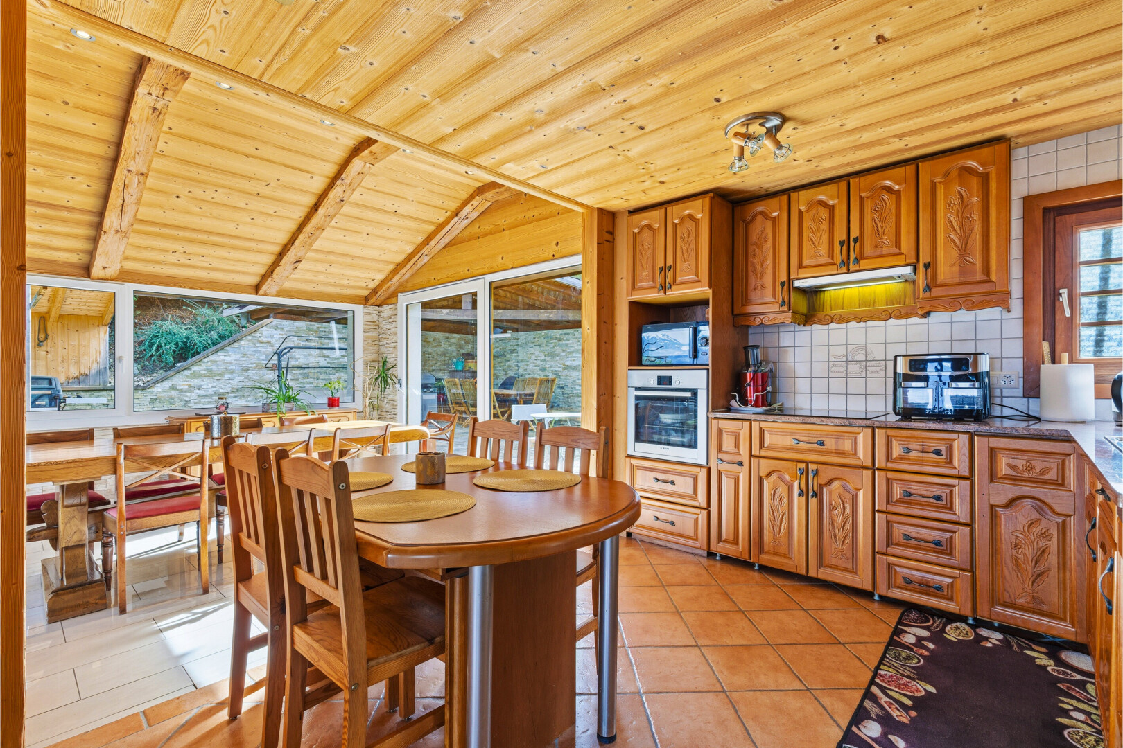 küche mit bogenförmige schränke, arched cabinets, mittelbraune schränke, medium brown cabinets, und hochgezogene schränke