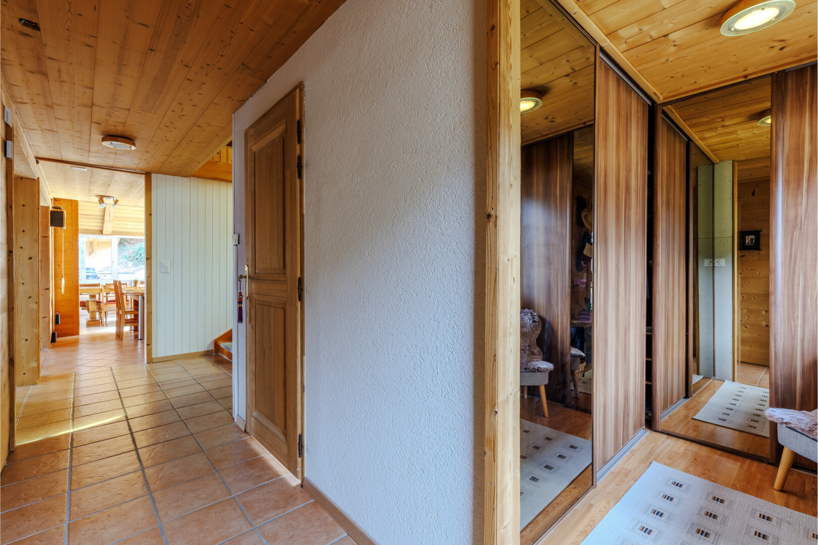 halle / korridor mit wood ceiling, holzdecke, textured wall, strukturierte wand, und sauna