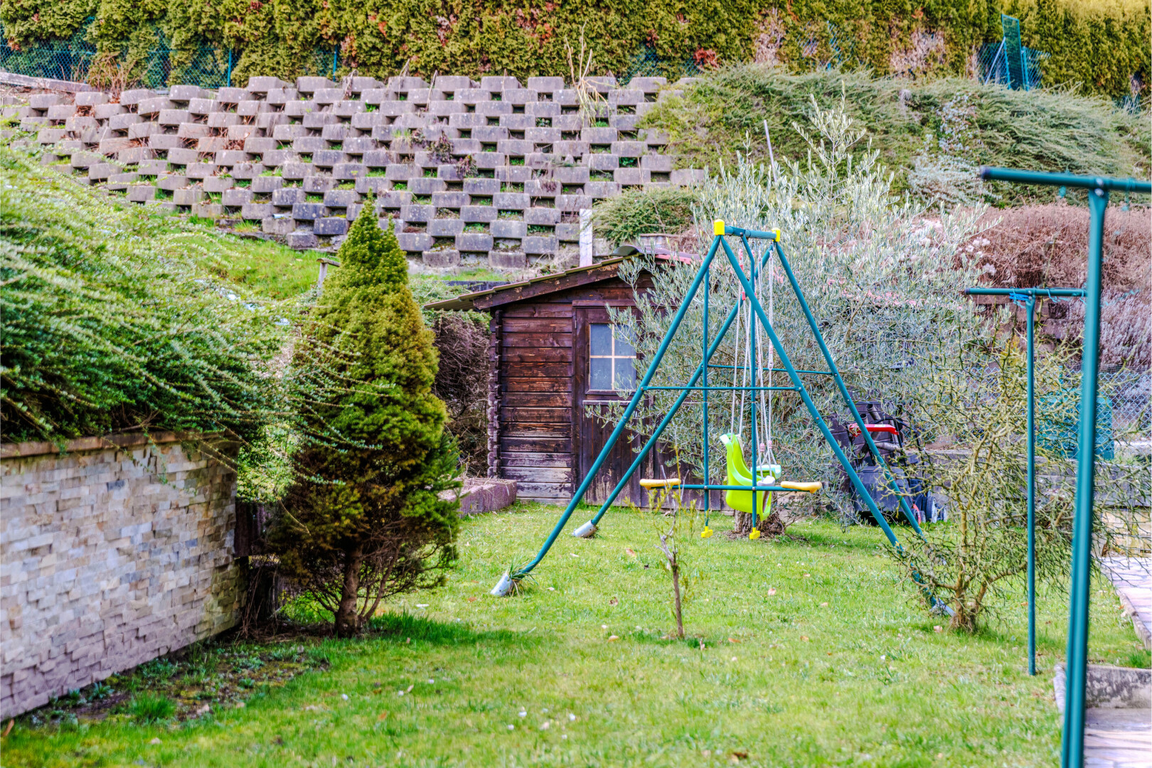 garten mit rasen, außenansicht, schuppen, und spielplatz