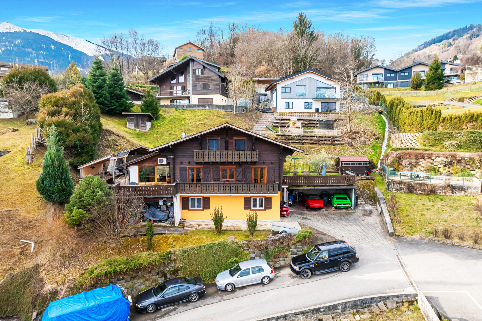 außenansicht mit blick auf die berge, mountain view, balkon, day time, und auffahrt
