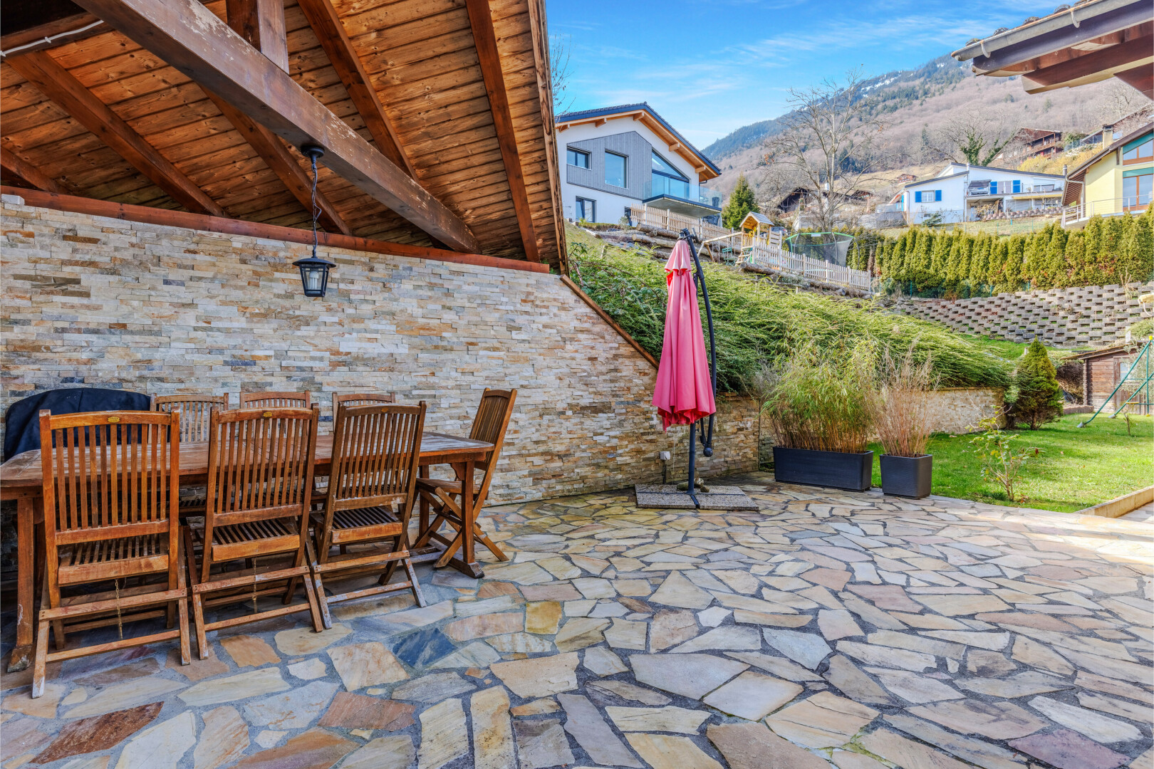 terrasse mit essbereich im freien, day time, zaun, terrasse, und blick auf die berge