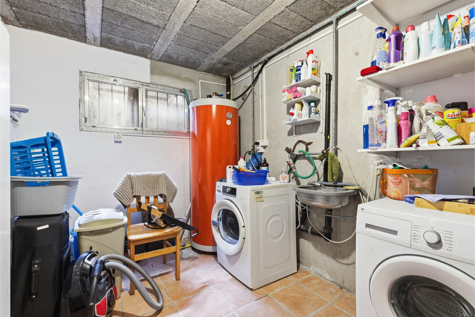 wäschekammer mit inside property, tumbler, light floor, drywall, und gipskartonwand