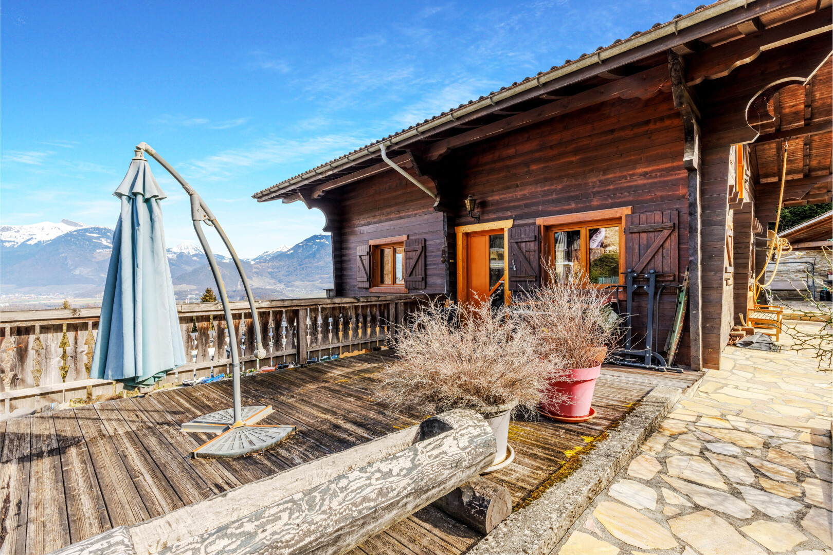 außenansicht mit from property, day time, blick auf die berge, mountain view, und horizontale verkleidung