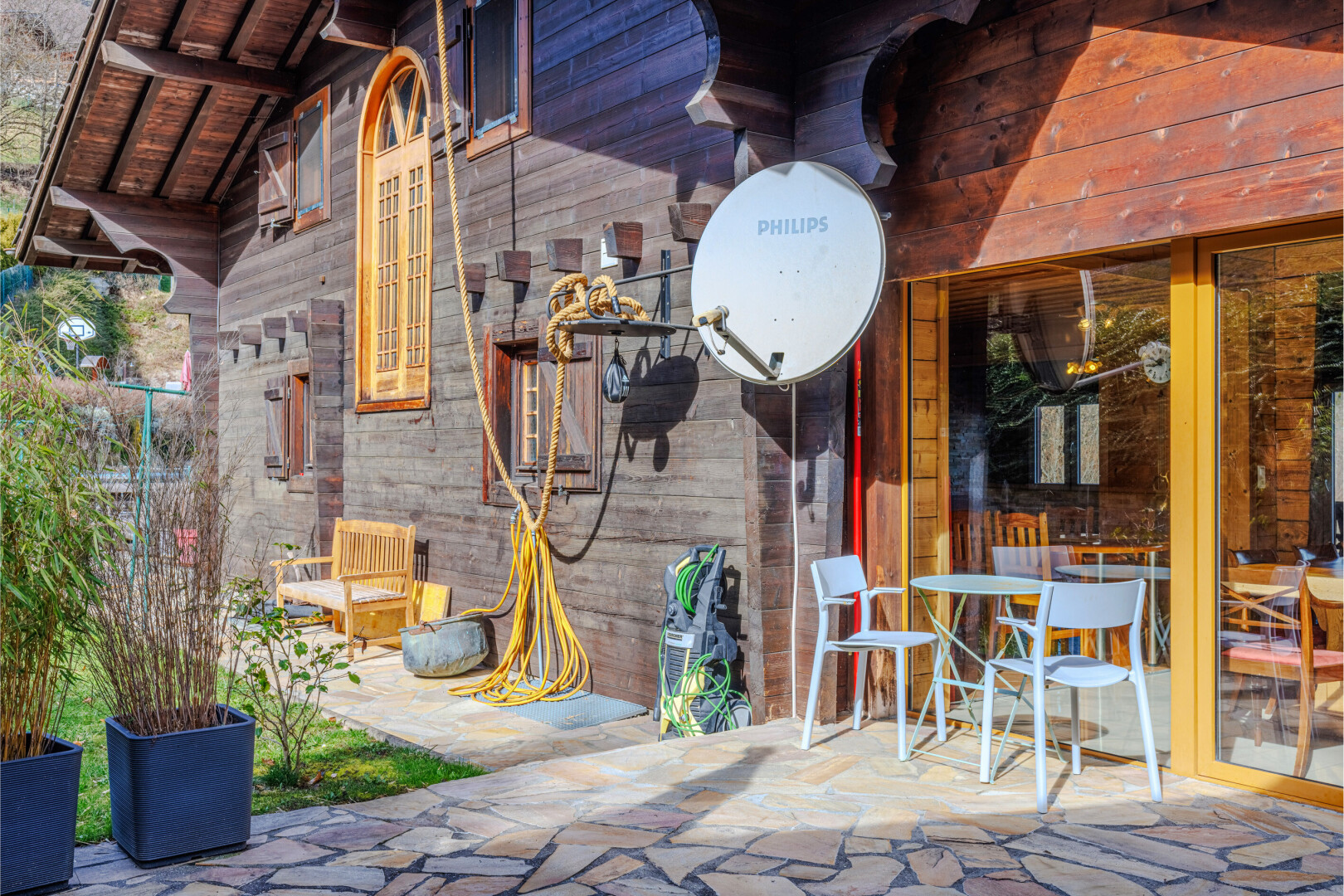 terrasse mit terrasse und essbereich im freien