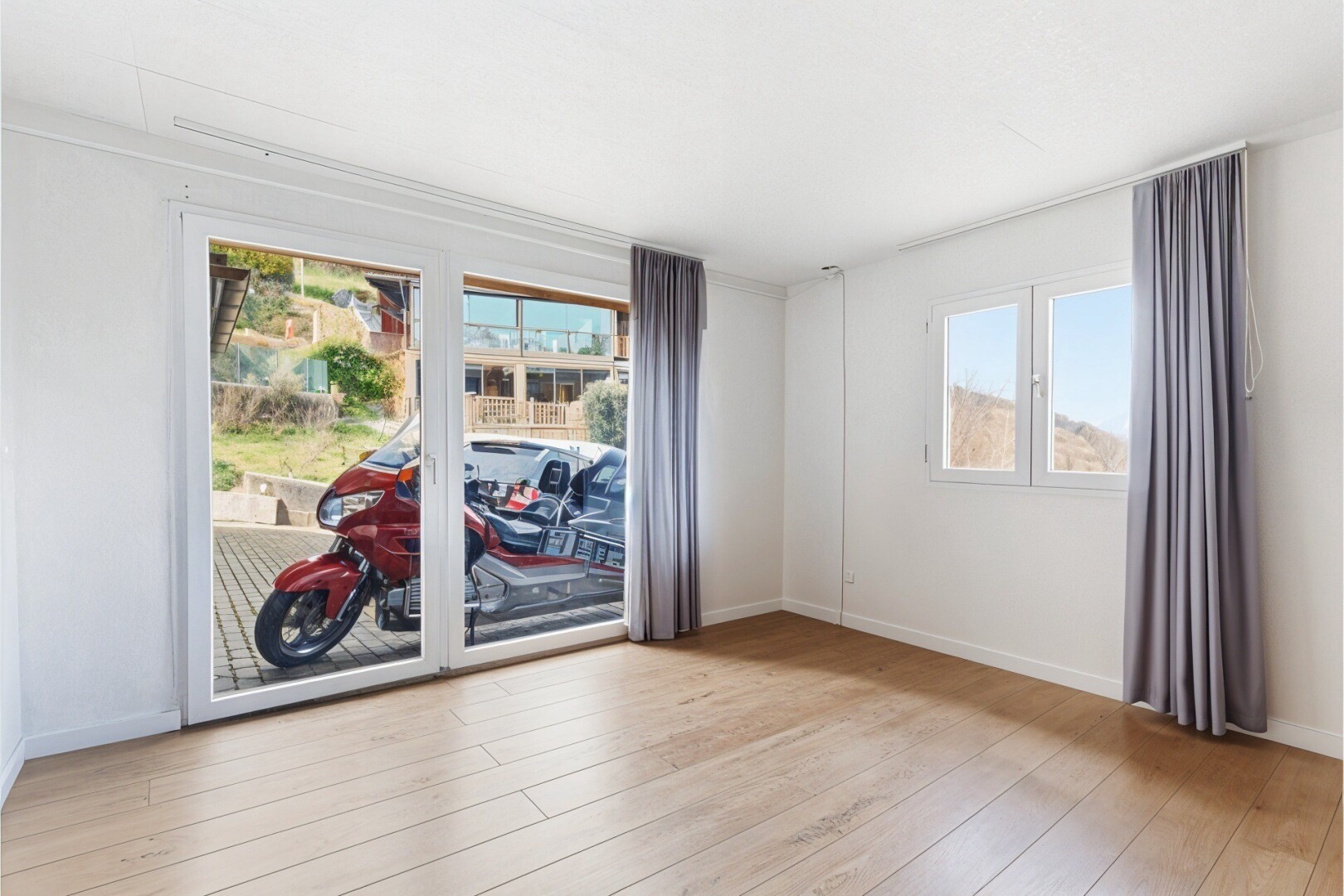 leerer raum mit day time, wood finish floor, holzfußboden, light floor, und drywall