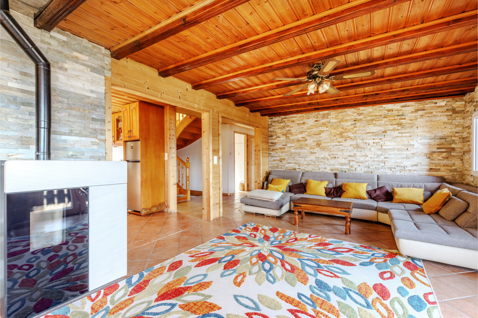 wohnzimmer mit steinwand, stone wall, holzdecke, wood ceiling, und holzofen