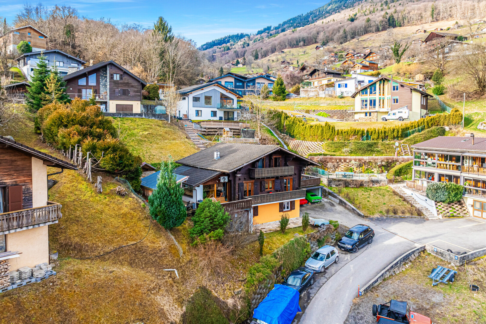 außenansicht mit balkon, day time, blick auf die berge, mountain view, und wohngebietblick