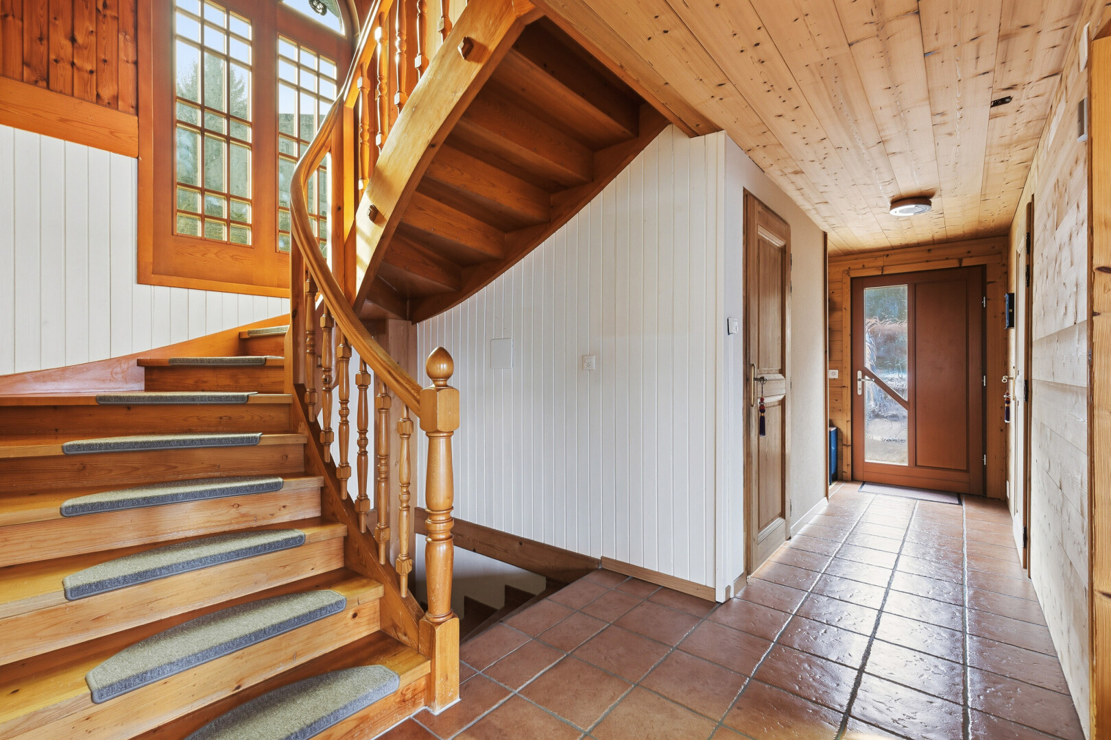 treppe mit natürliches licht, natural light, inside property, treppen, und holzwand