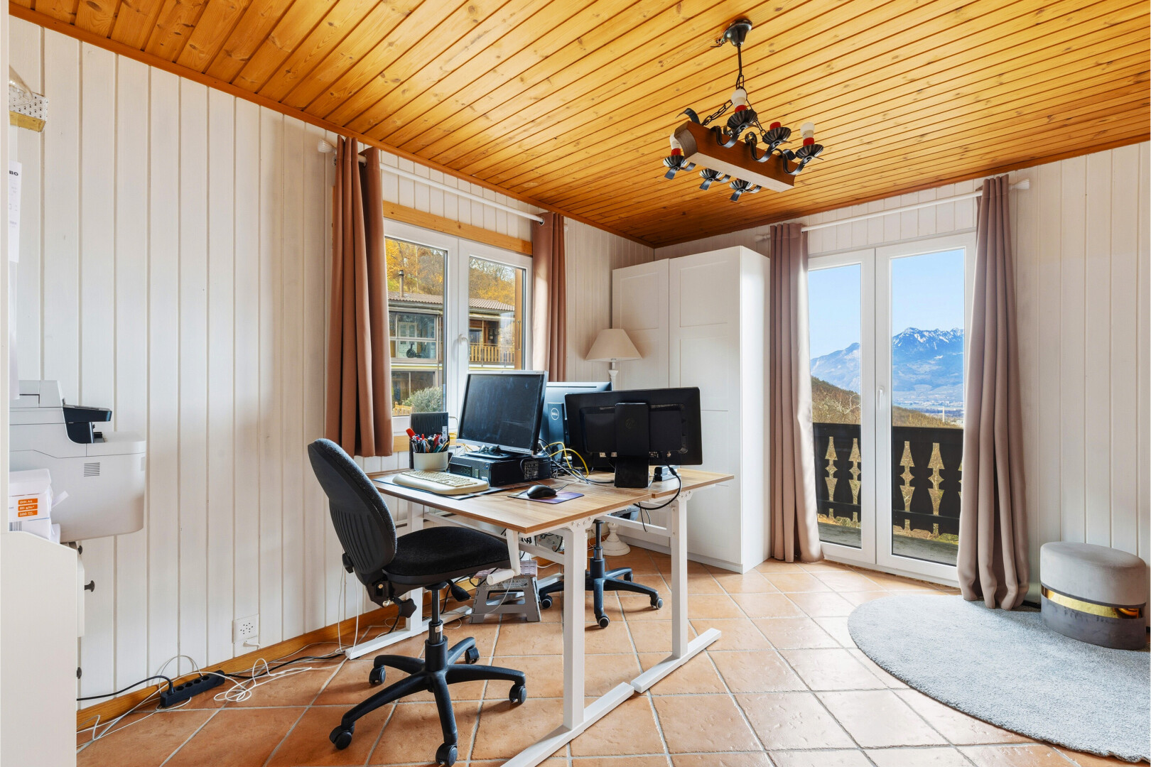 büro mit bürobereich, natürliches licht, natural light, inside property, und fernseher