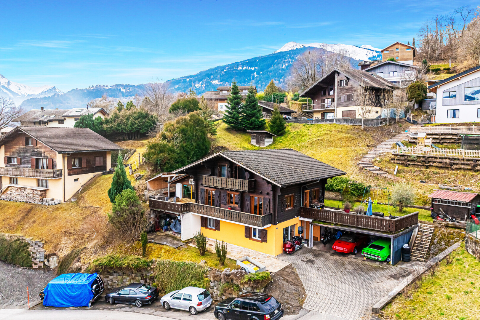 außenansicht mit balkon, blick auf die berge, mountain view, day time, und drone view