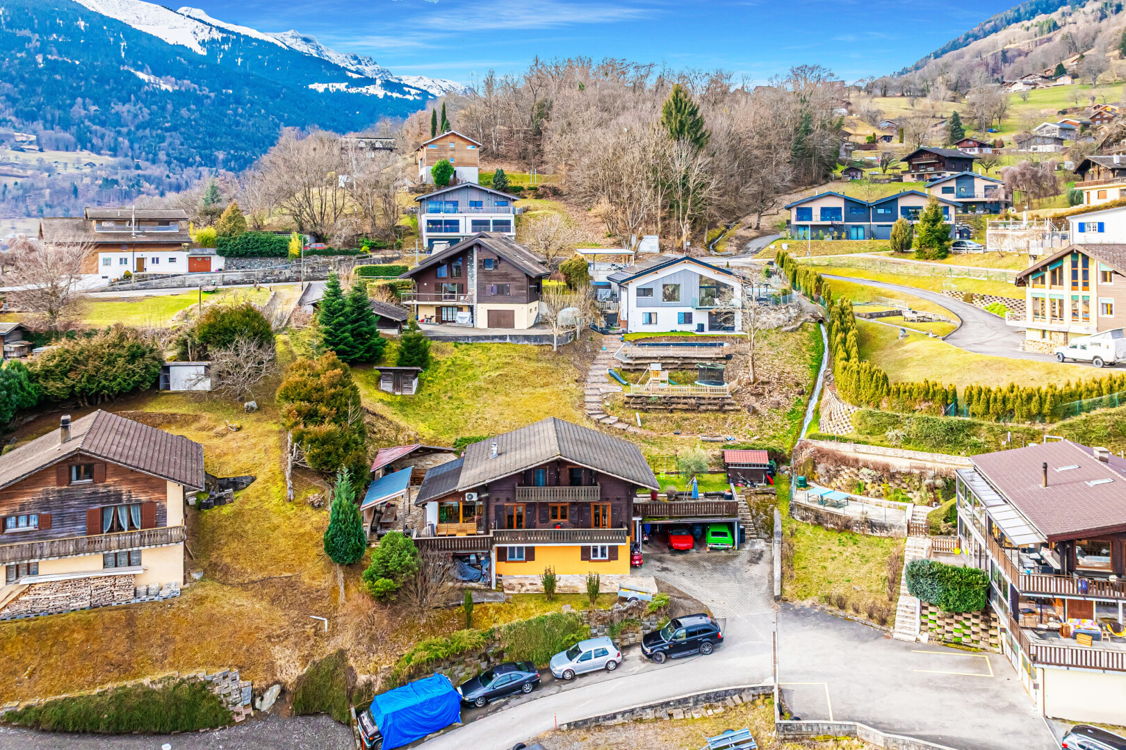 außenansicht mit wohngebietblick, residential view, blick auf die berge, mountain view, und day time