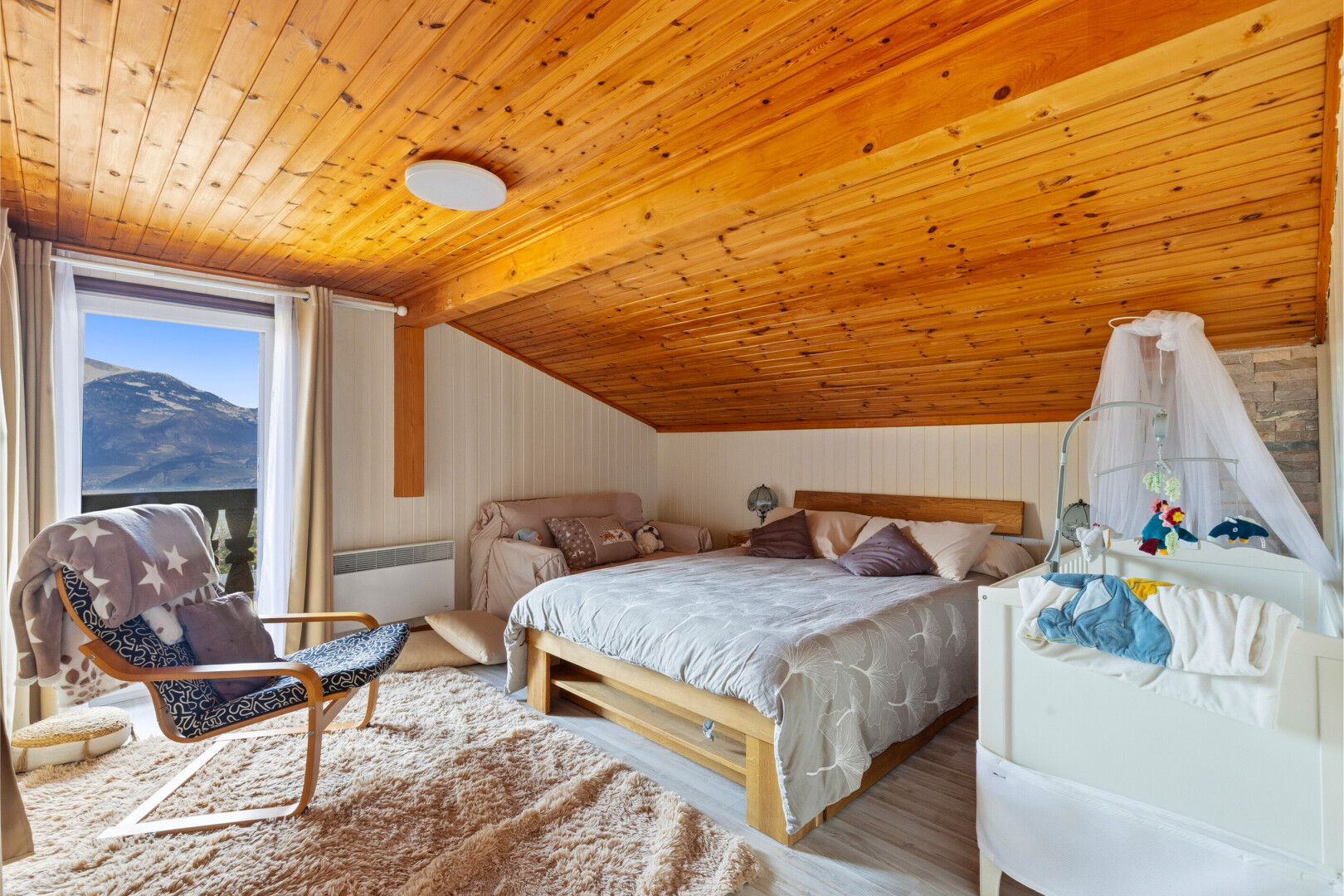 zimmer / schlafzimmer mit low ceiling, niedrige decke, vaulted ceiling, dachschräge, und inside property