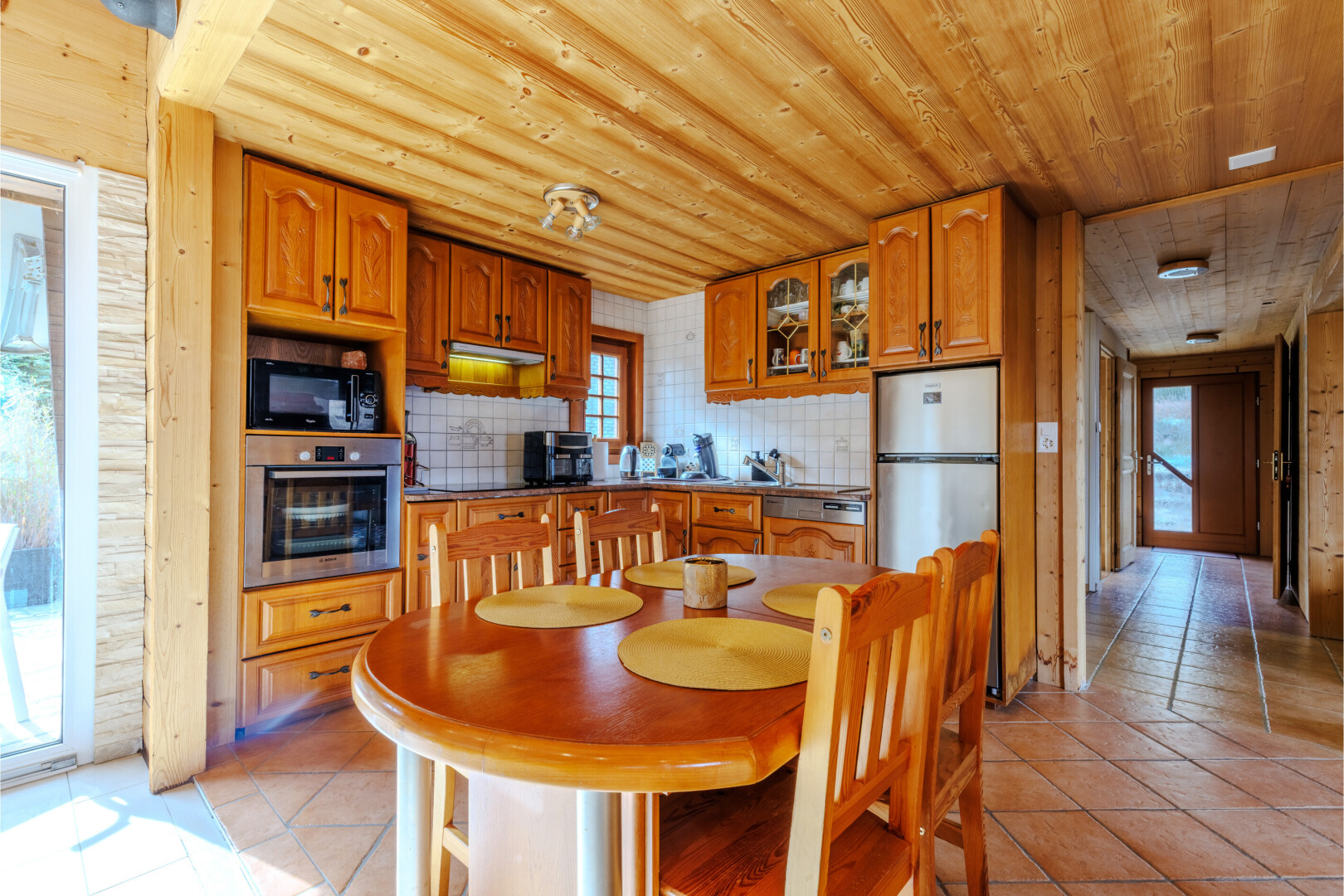 esszimmer mit natural light, natürliches licht, light floor, tile floor, und fliesenboden