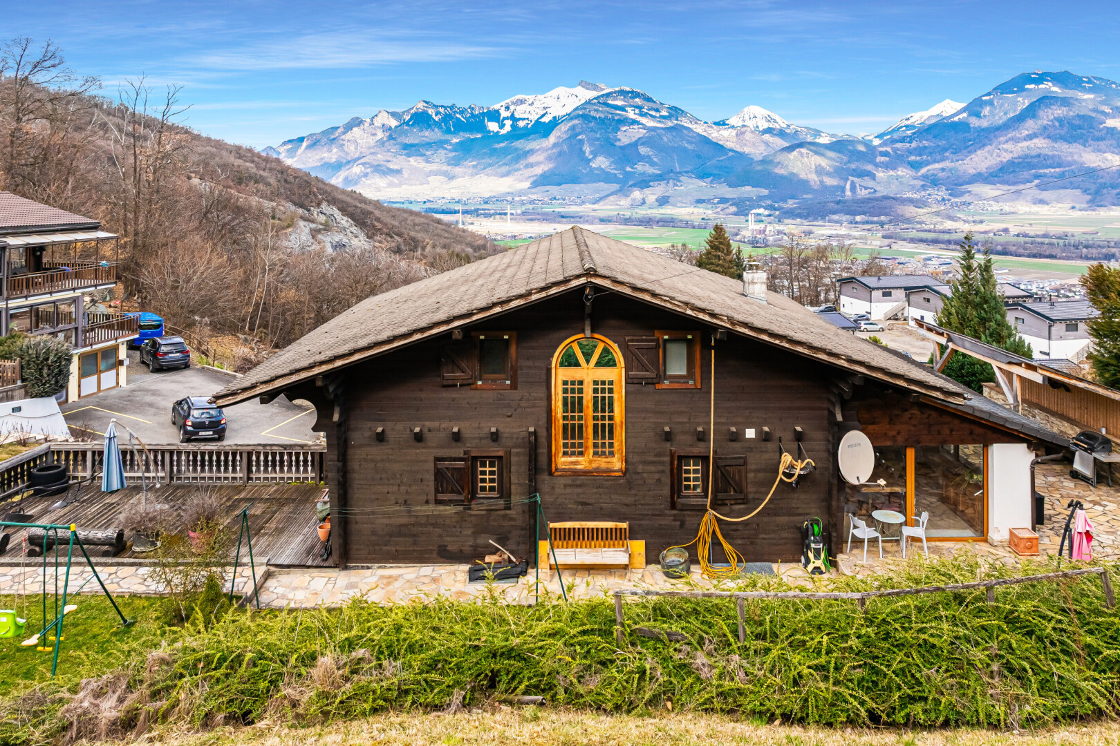 außenansicht mit blick auf die berge, mountain view, horizontale verkleidung, day time, und holzverkleidung