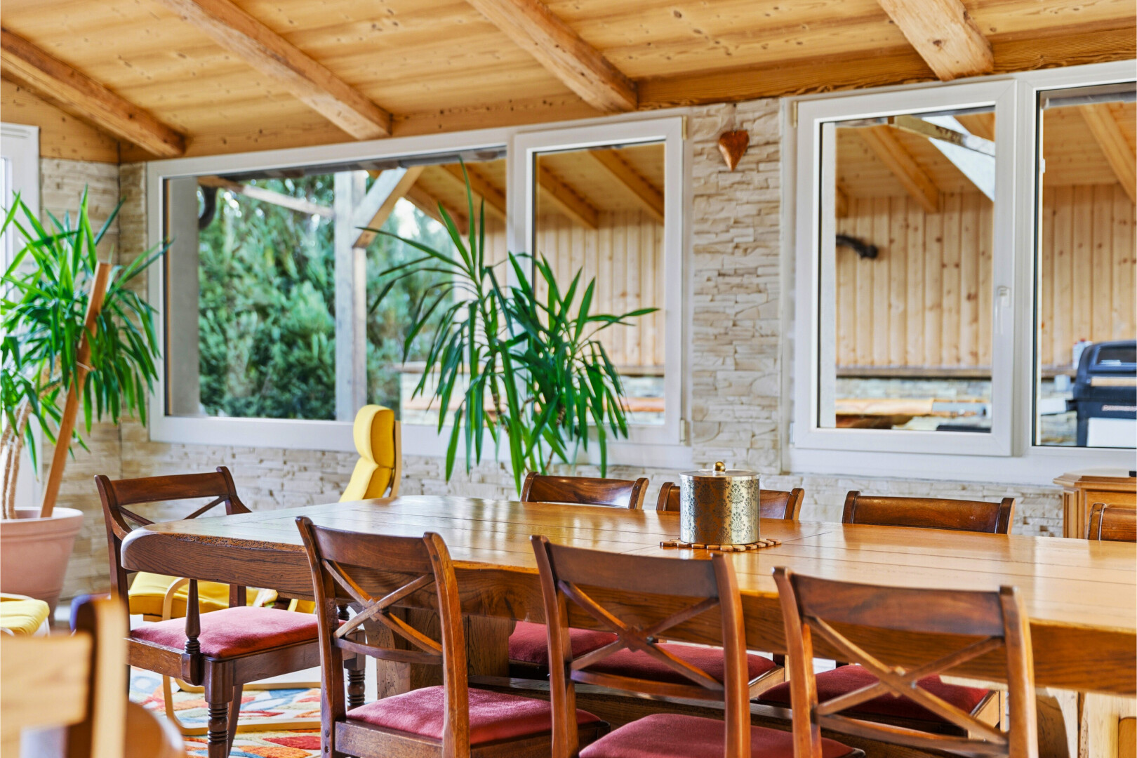 esszimmer mit balkendecke, beamed ceiling, und inside property