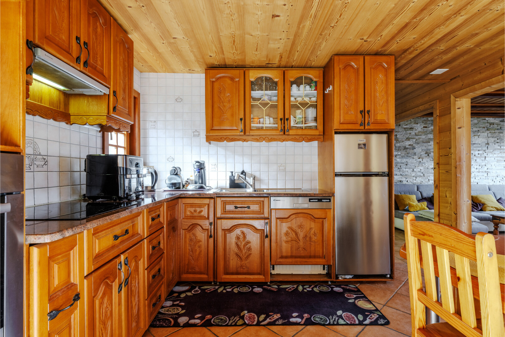küche mit bogenförmige schränke, arched cabinets, kühlschrank, hochgezogene schränke, und raised cabinets