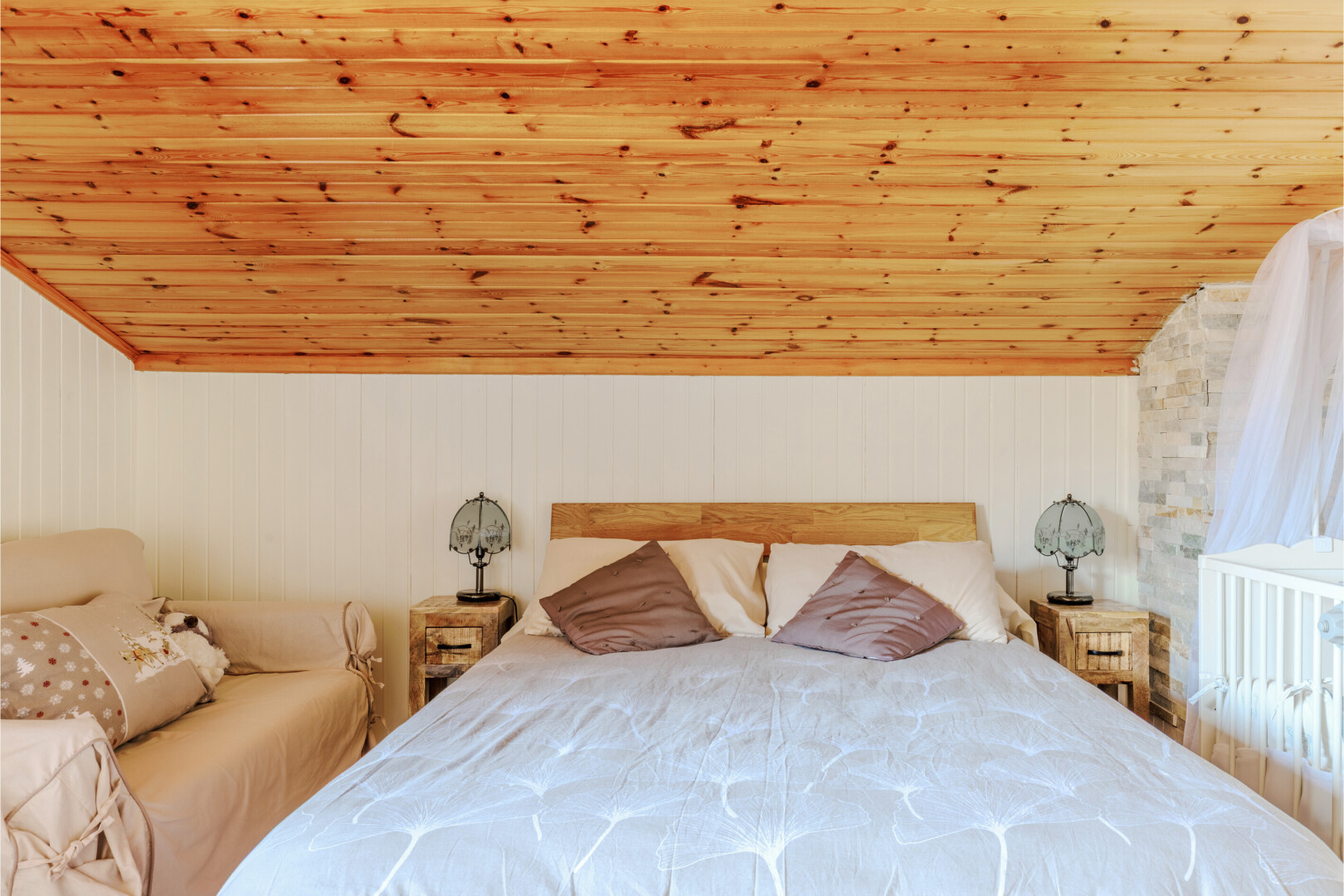 zimmer / schlafzimmer mit holzdecke, wood ceiling, dachschräge, vaulted ceiling, und inside property