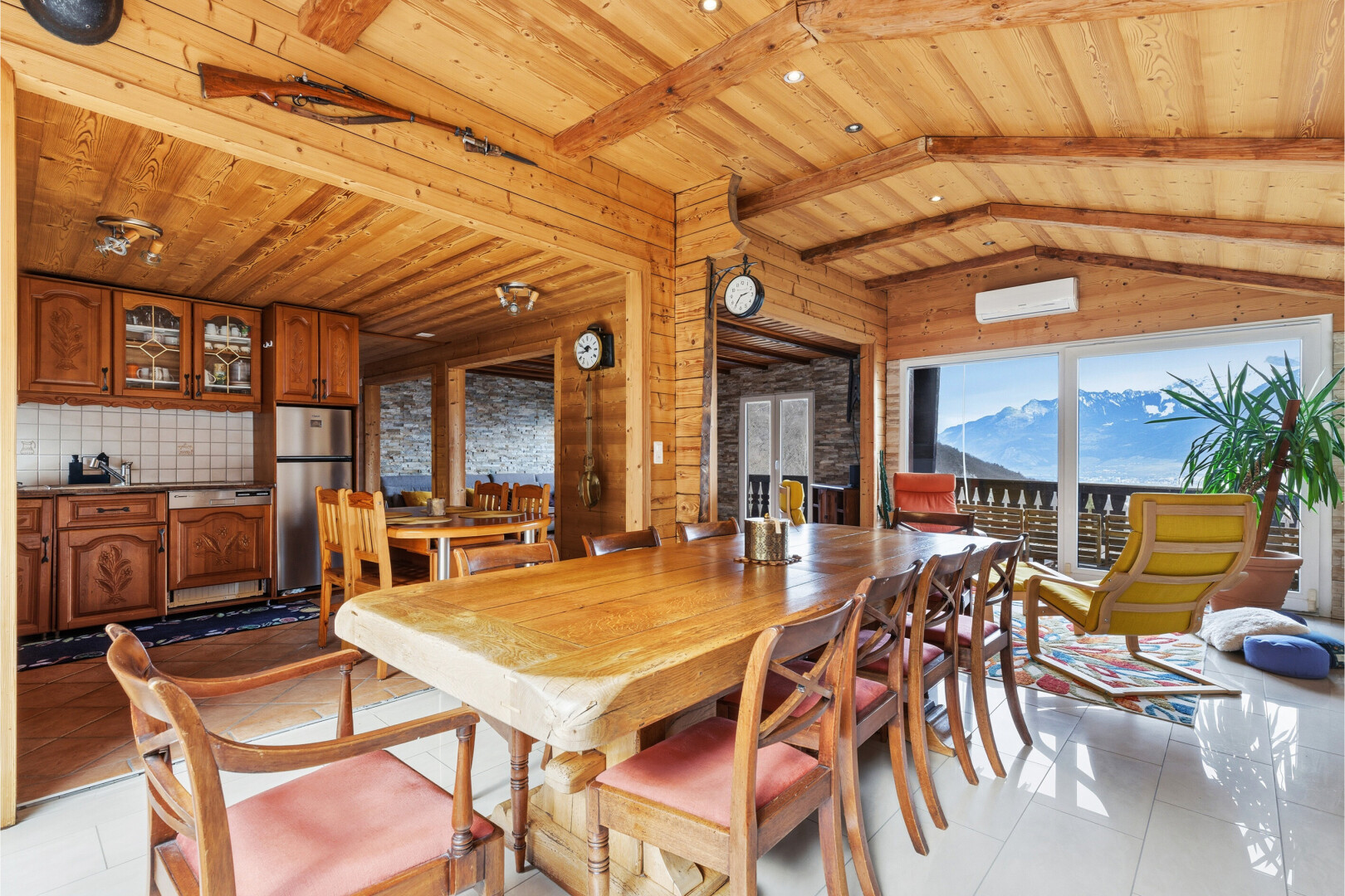 esszimmer mit holzdecke, wood ceiling, fliesenboden, tile floor, und natürliches licht