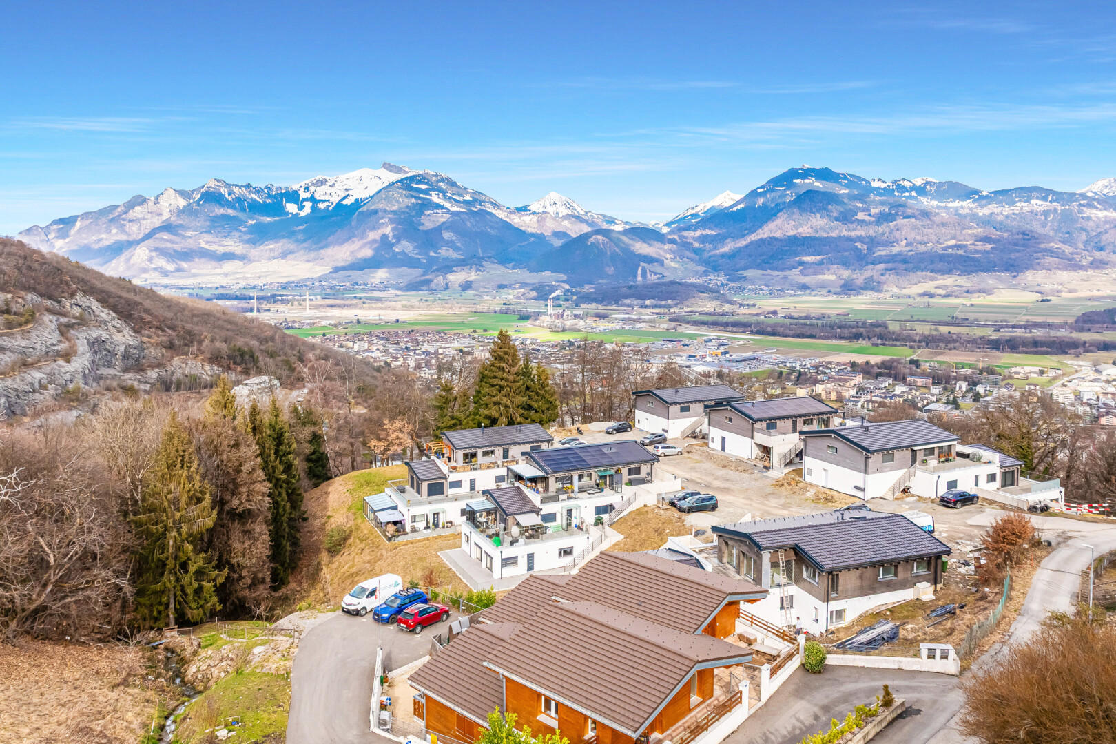 blick auf die berge mit blick auf die berge, mountain view, day time, wohngebietblick, und residential view