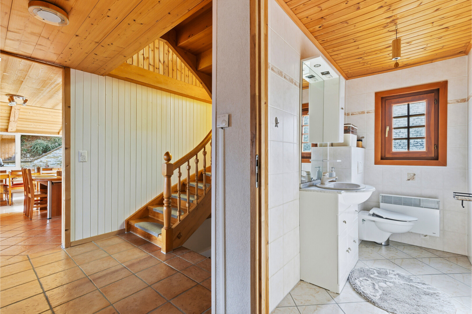 bad mit holzdecke, wood ceiling, natürliches licht, natural light, und inside property
