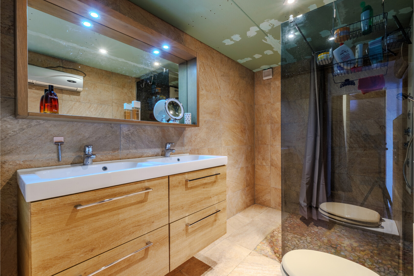 bad mit fliesenwand, tile wall, doppelwaschtisch, komplettes badezimmer, und dusche