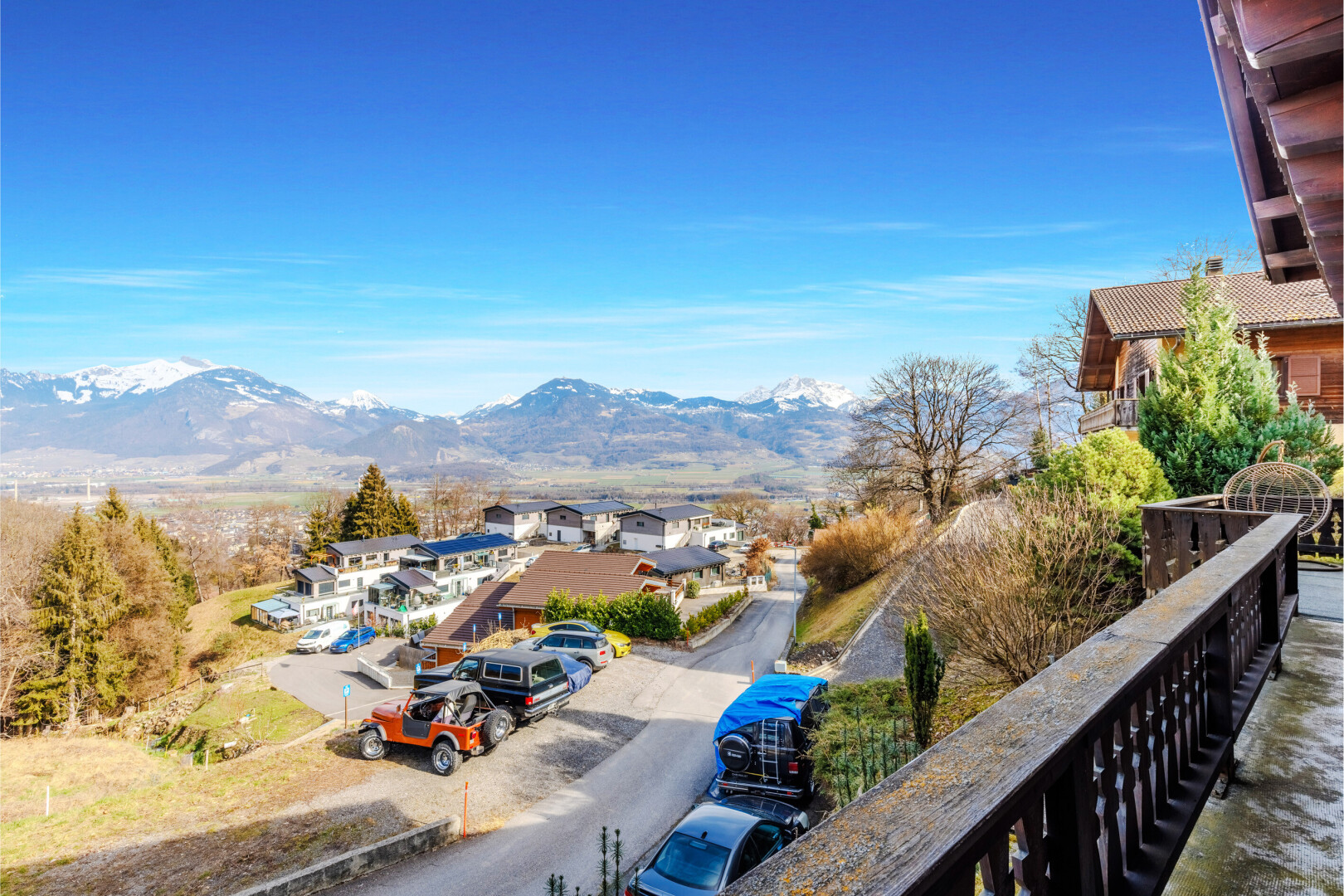 balkon mit blick auf die berge, mountain view, day time, wohngebietblick, und residential view
