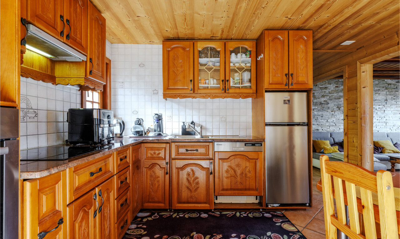 cuisine avec armoires en arc, arched cabinets, réfrigérateur, armoires élevées, et raised cabinets