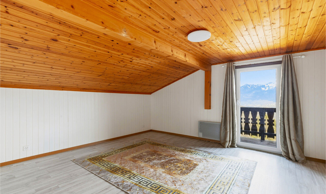 pièce vide avec plafond bas, low ceiling, mur en bois, wood wall, et plafond voûté