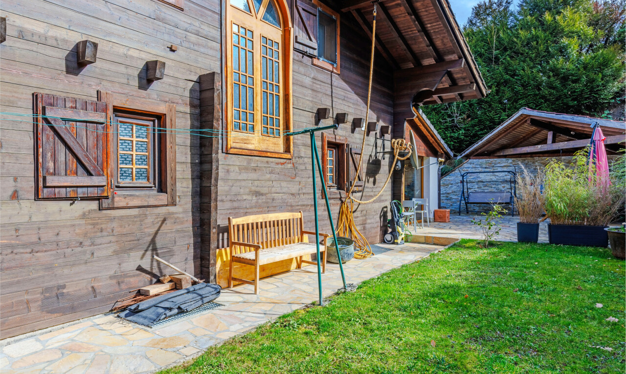 façade avec pelouse, from property, terrasse, et day time