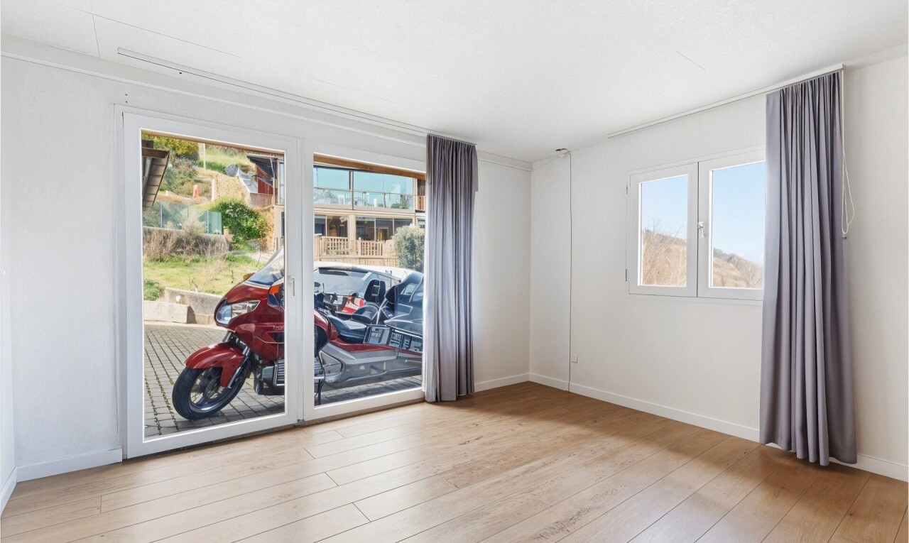 pièce vide avec day time, wood finish floor, sol en finition bois, light floor, et drywall
