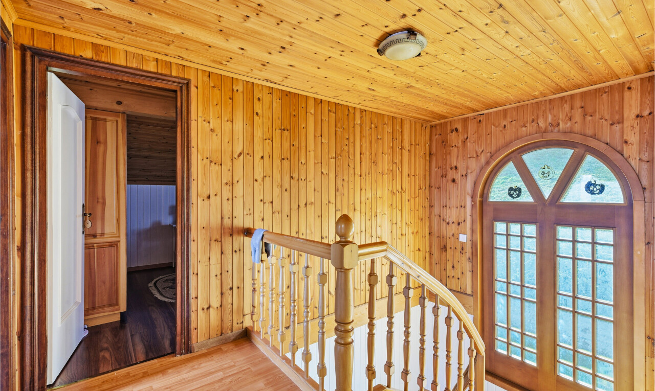 escaliers avec plafond en bois, wood ceiling, inside property, sol en finition bois, et wood finish floor