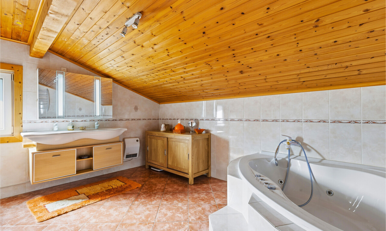 salle de bains avec double vasque, salle de bain complète, plafond voûté, vaulted ceiling, et bain