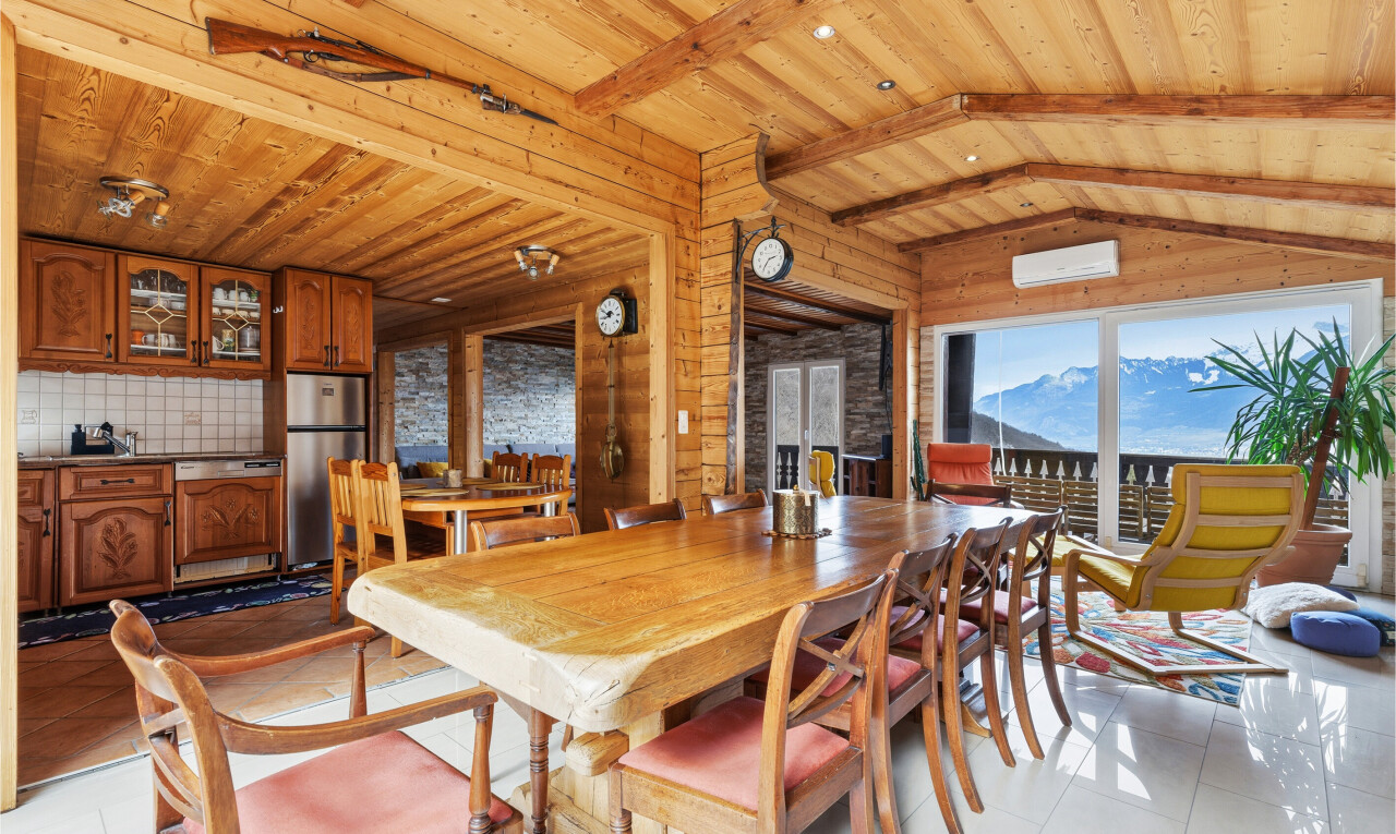 salle à manger avec plafond en bois, wood ceiling, sol en carrelage, tile floor, et lumière naturelle