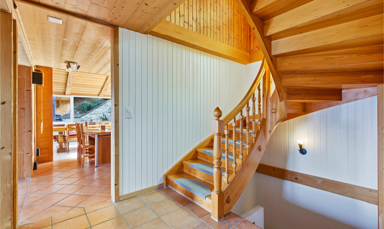 escaliers avec escaliers, natural light, lumière naturelle, inside property, et wood ceiling