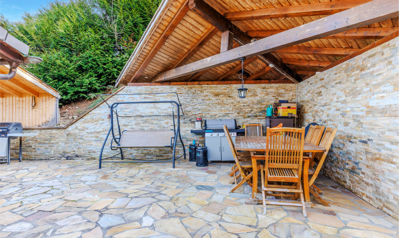 terrasse avec terrasse, coin repas extérieur, et gril