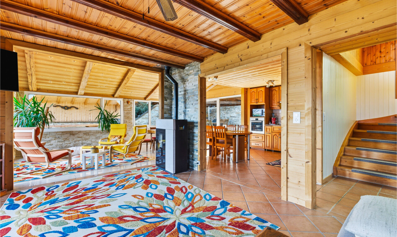 chambre avec poêle à bois, plafond à poutres, beamed ceiling, lumière naturelle, et natural light