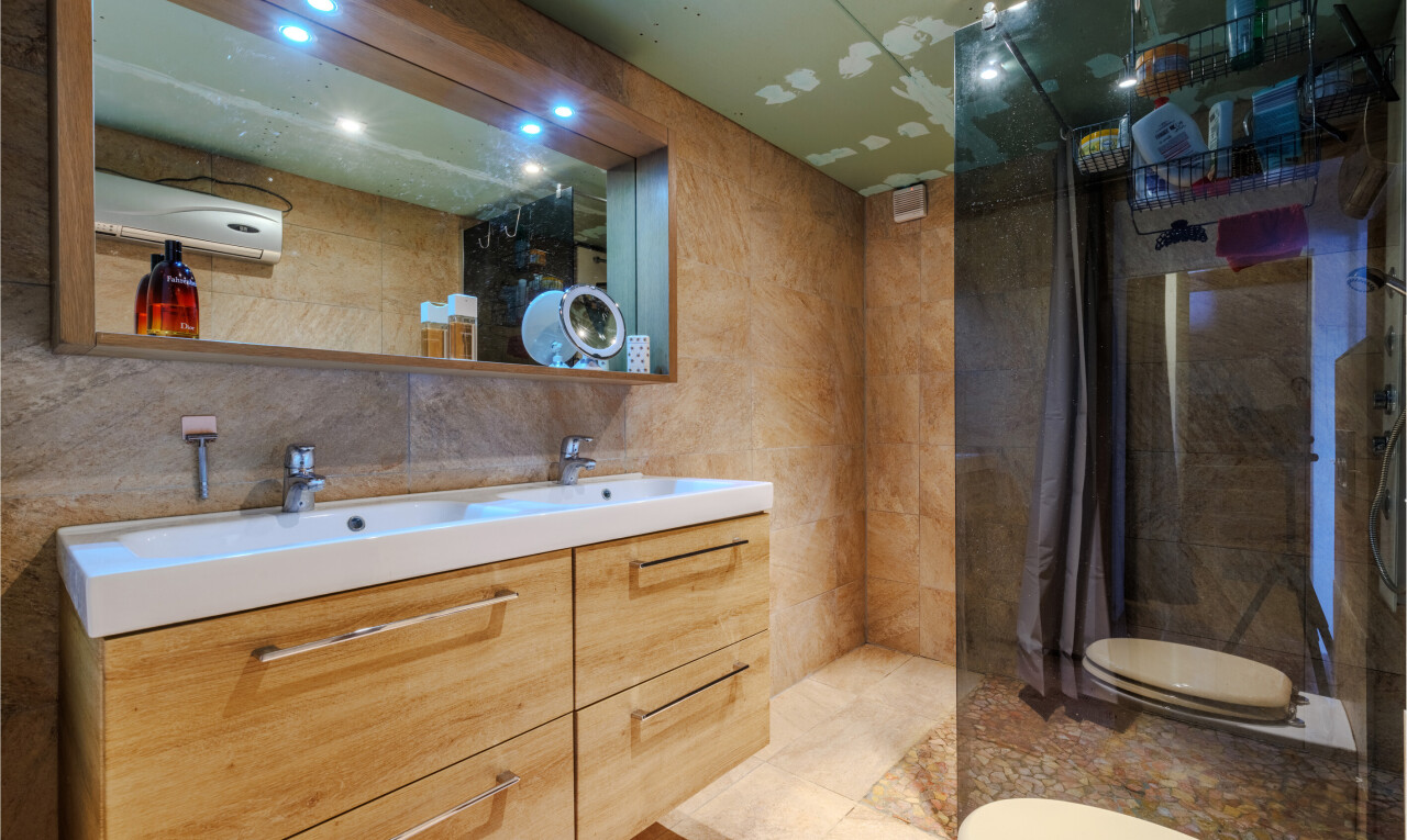 salle de bains avec mur en carrelage, tile wall, double vasque, salle de bain complète, et douche