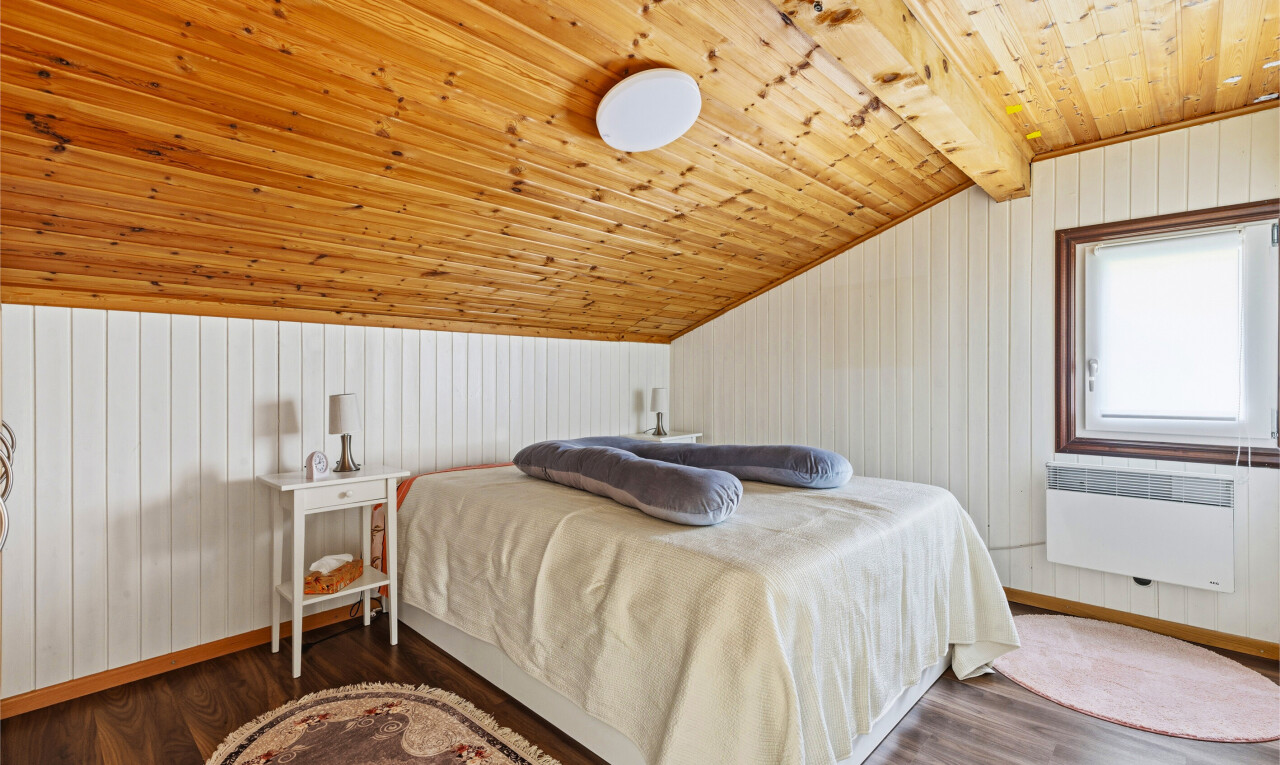chambre avec chauffage d'ombre, pièce supplémentaire, vaulted ceiling, plafond voûté, et wood finish floor