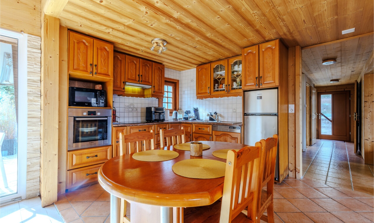 salle à manger avec natural light, lumière naturelle, light floor, tile floor, et sol en carrelage