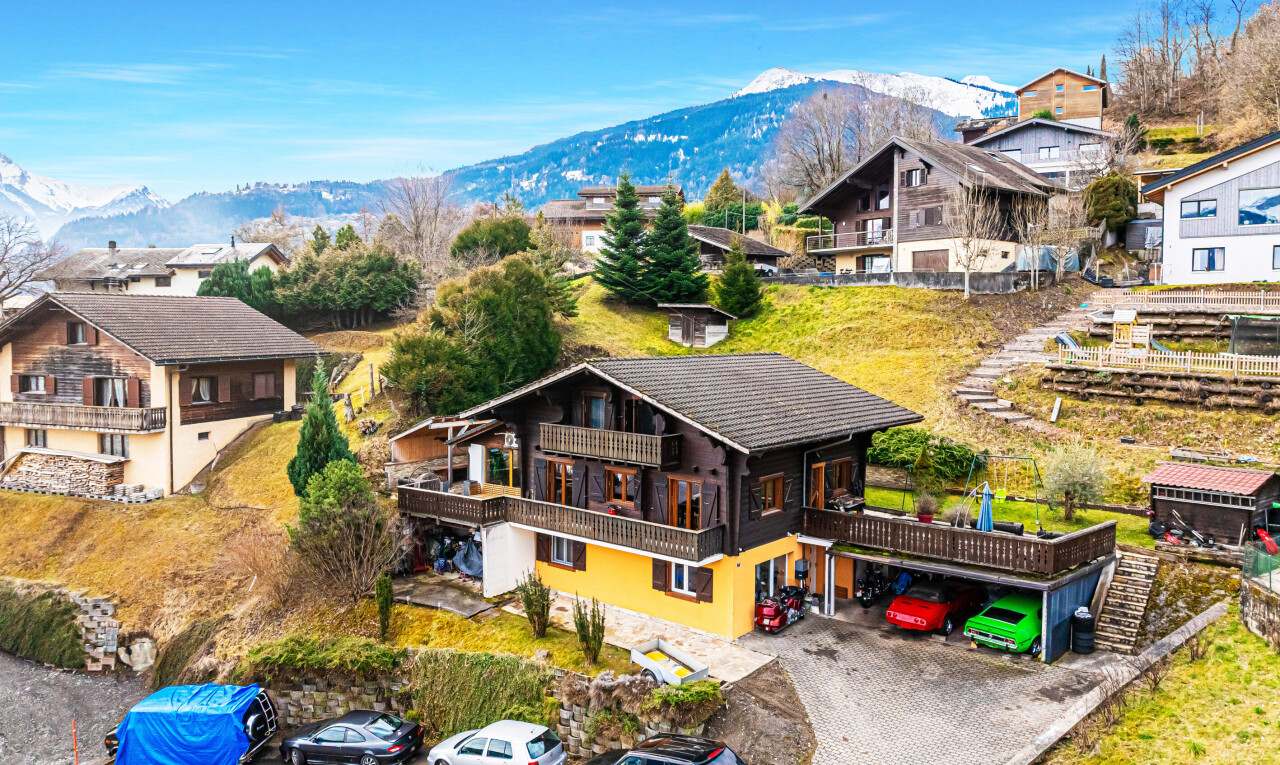 façade avec balcon, vue sur la montagne, mountain view, day time, et drone view