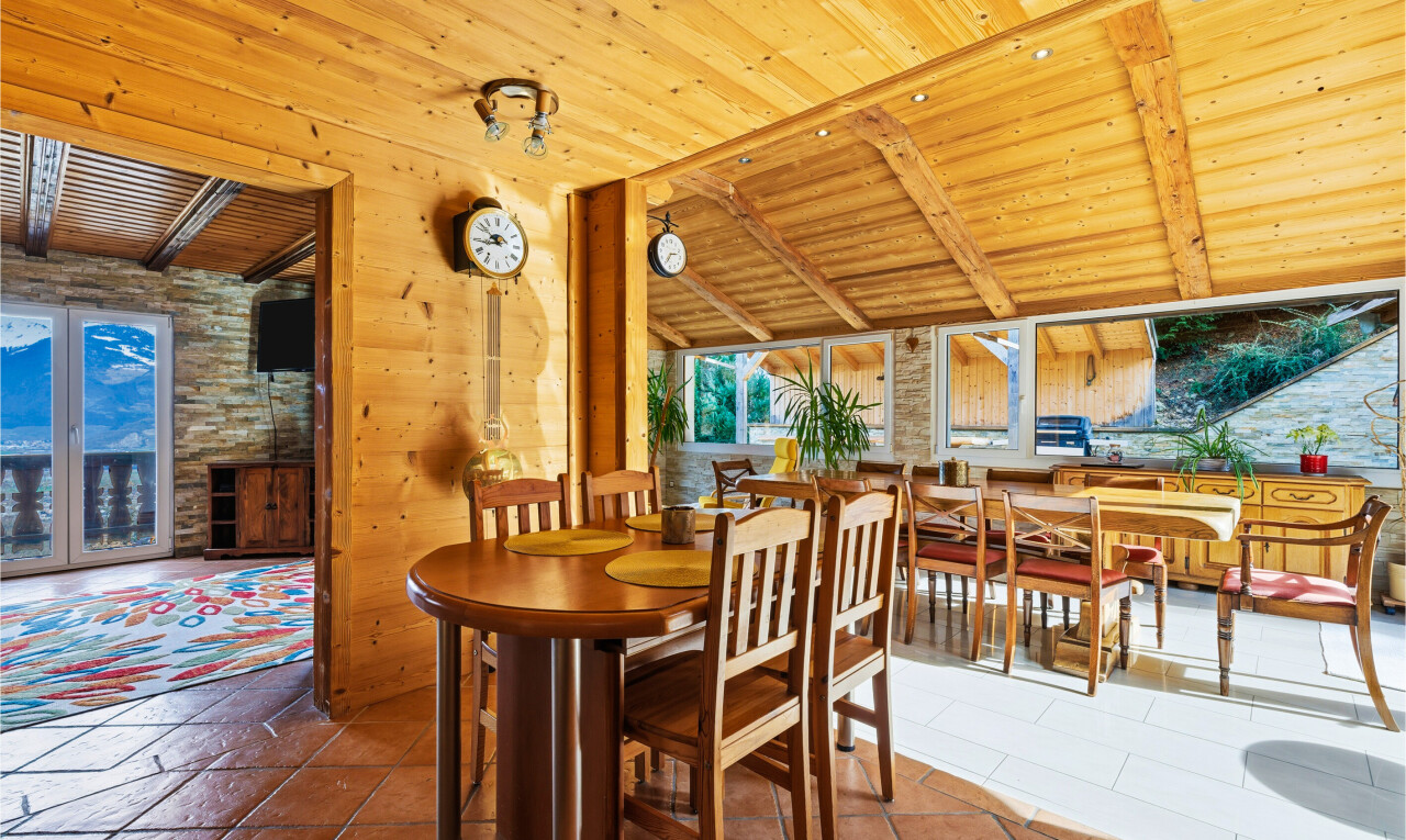 salle à manger avec plafond à poutres, beamed ceiling, plafond en bois, wood ceiling, et inside property