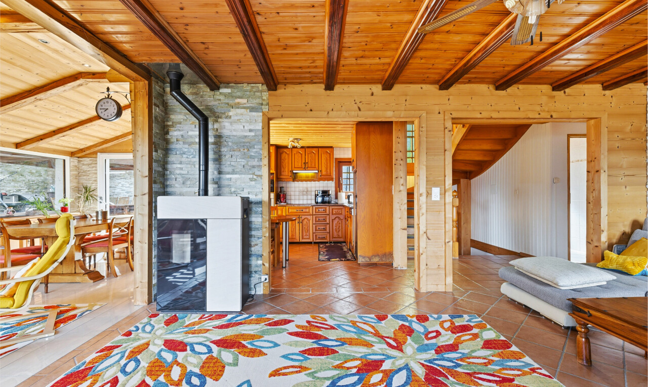 chambre avec plafond à poutres, beamed ceiling, plafond en bois, wood ceiling, et poêle à bois