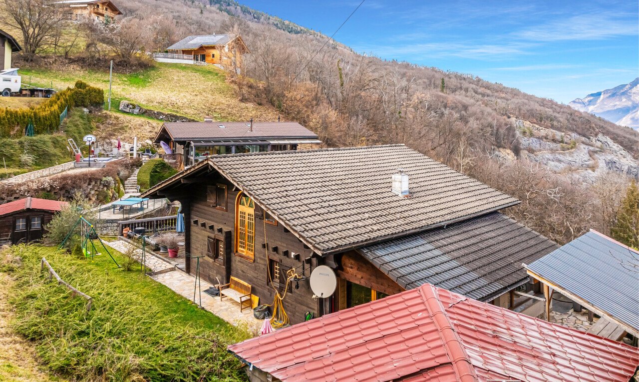 façade avec vue sur la montagne, mountain view, toit en tuiles, drone view, et day time