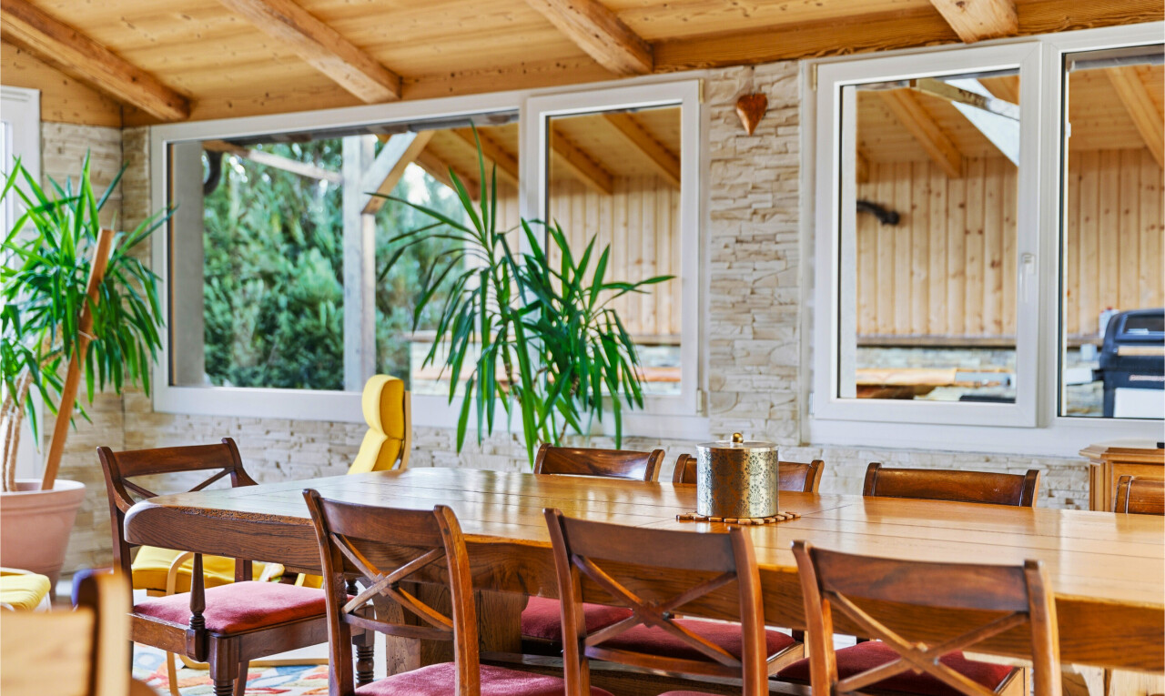 salle à manger avec plafond à poutres, beamed ceiling, et inside property