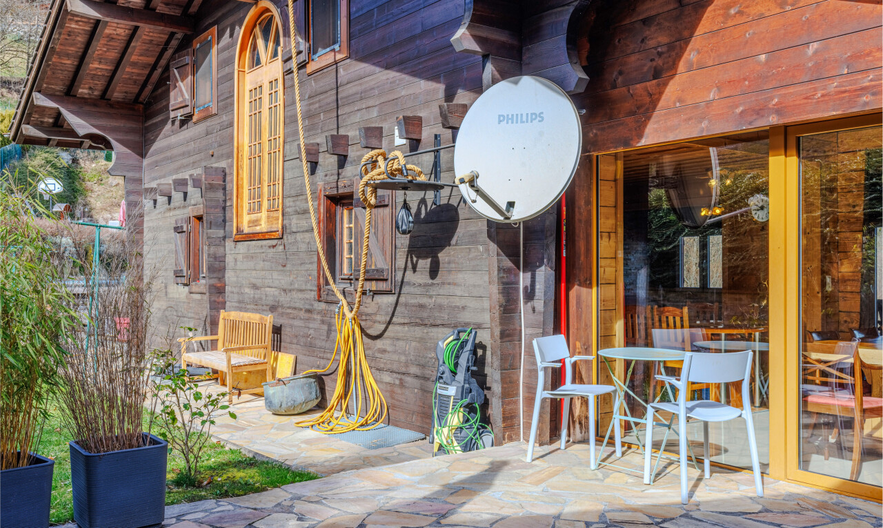 terrasse avec terrasse et coin repas extérieur