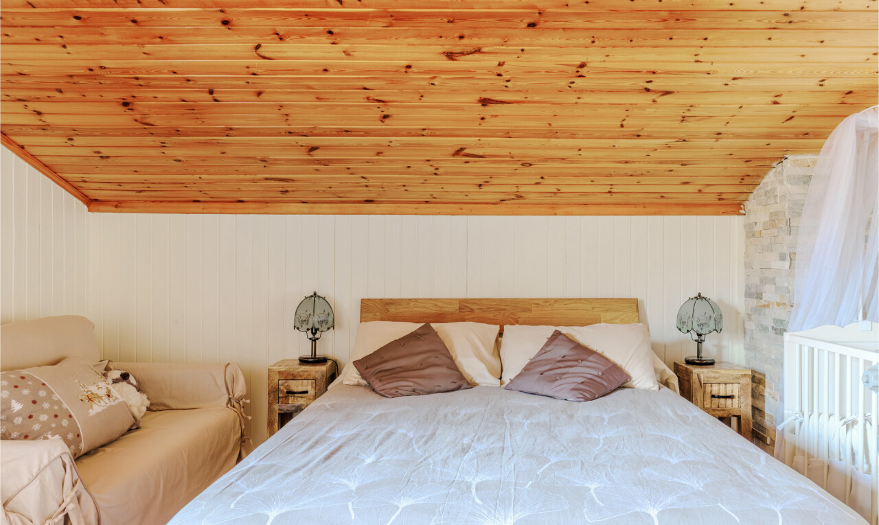 chambre avec plafond en bois, wood ceiling, plafond voûté, vaulted ceiling, et inside property