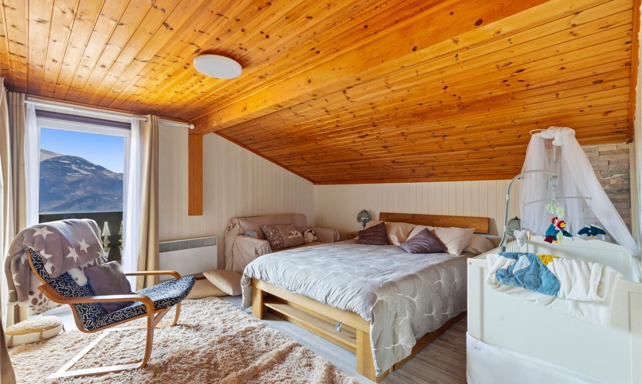 chambre avec low ceiling, plafond bas, vaulted ceiling, plafond voûté, et inside property